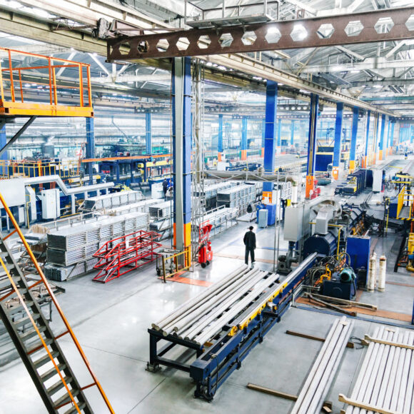 Ligne de production en activité dans une usine inaugurée par une start-up industrielle française en 2026
