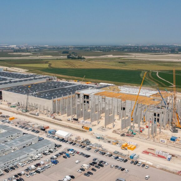 Ouvriers sur le chantier d'une gigafactory de batteries électriques dans le nord de la France
